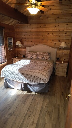 4 chambres, bureau, fer et planche à repasser, lit de bébé portatif