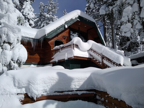 Lake View in Dollar Point. Dogs OK. 4 Bedroom plus Loft. 5 min to Beach. 600mbs.