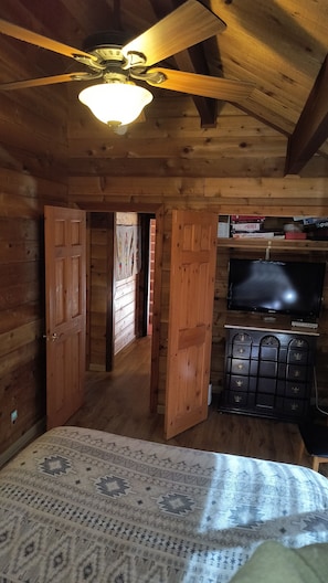 4 bedrooms, desk, iron/ironing board, travel crib