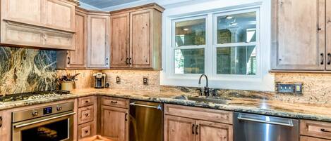 ثلاجة، ميكروويف، فرن، موقد طهي مسطح