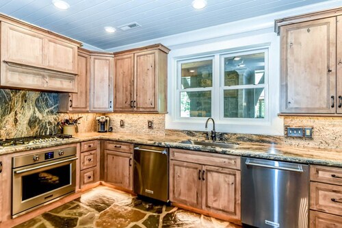 TOWNSEND SUNRISE DREAM Pavilion, Hot Tub, Arcade Games, Theater Room, Bunk Room!