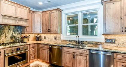 TOWNSEND SUNRISE DREAM Pavilion, Hot Tub, Arcade Games, Theater Room, Bunk Room!