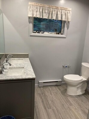 Combined shower/bathtub, hair dryer, towels - Carter's Getaway Drummond Island vacation rental (Drummond)