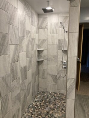 Combined shower/tub, hair dryer, towels