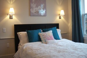 3 habitaciones, escritorio y tabla de planchar con plancha