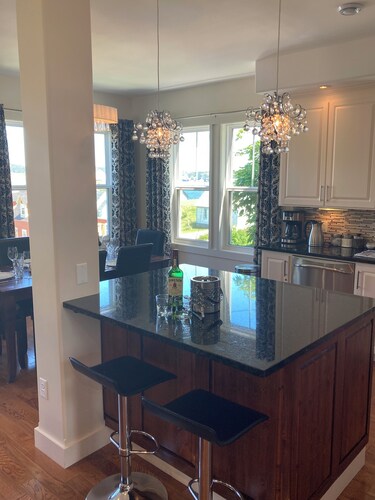 The Crows Nest - Top Guest Rated Luxury Vacation Home in the Heart of Trinity!