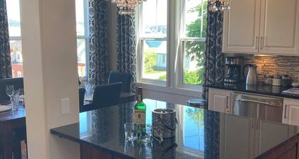 The Crows Nest - Top Guest Rated Luxury Vacation Home in the Heart of Trinity!