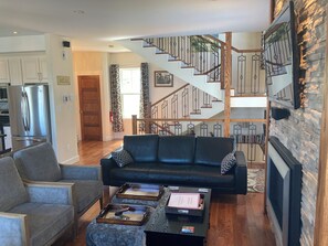 Smart TV, lareira, DVD player, livros