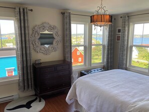 3 quartos, escrivaninha, ferros/tábuas de passar roupa, berço de viagem