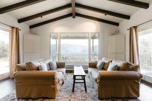 Una televisión, un futbolín, un reproductor estéreo