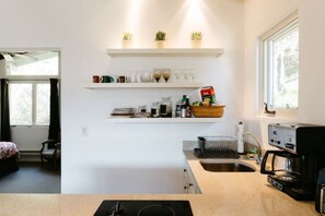 Frigorífico, microondas, placa de cocina y cafetera o tetera