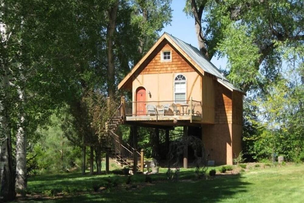 The tree house on the Rio Hondo Valley Alpacas- no cleaning fee