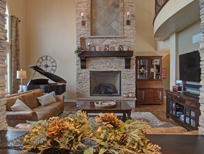 Smart-TV, peis, DVD-spiller og bøker