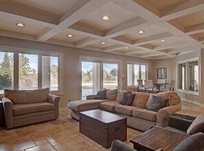 Smart TV, fireplace, DVD player, books - Colorado Estate, INDOOR pool, perfect for family reunion, no weddings! (Monument)
