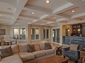 Smart TV, fireplace, DVD player, books - Colorado Estate, INDOOR pool, perfect for family reunion, no weddings! (Monument)