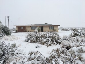 Exterior - Fabulous views, star gazing dark nights and quiet times (Joshua Tree)