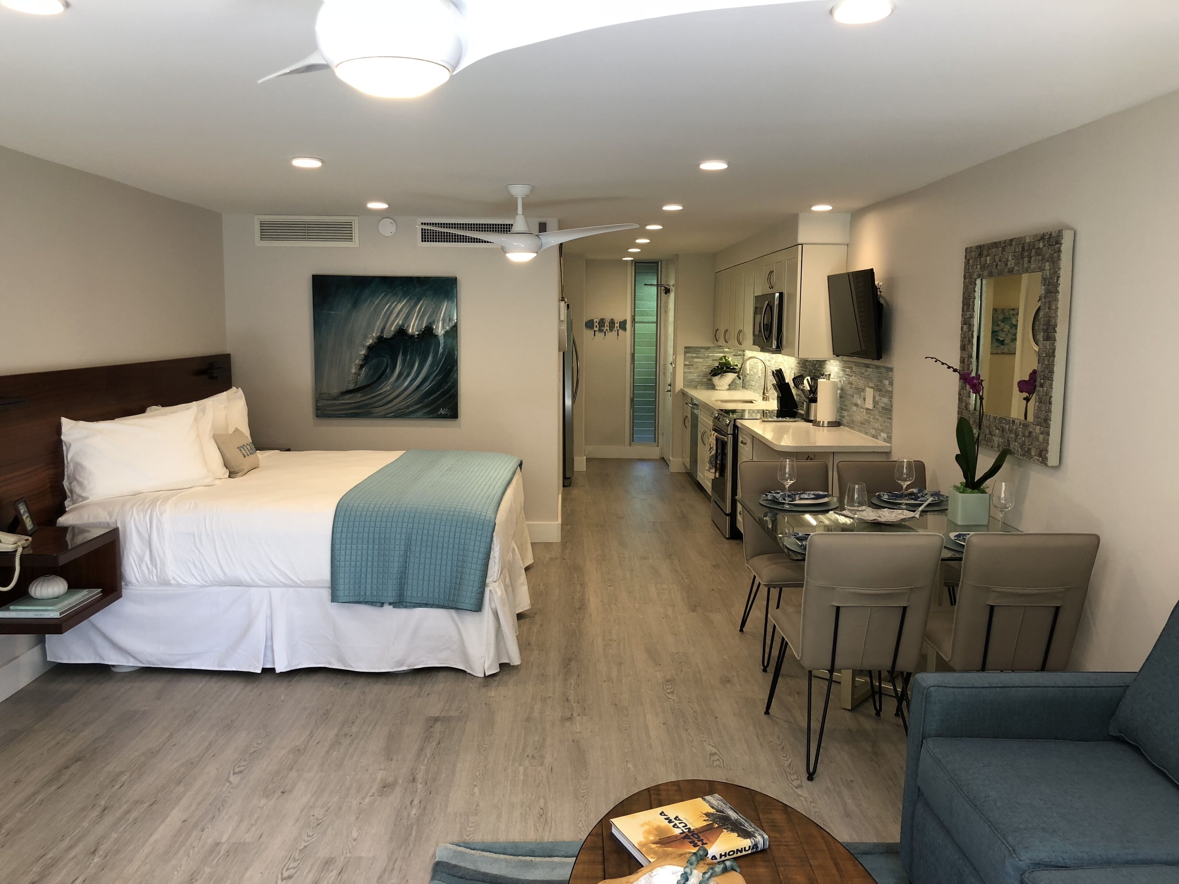 Una cassaforte in camera, una scrivania, ferro/asse da stiro