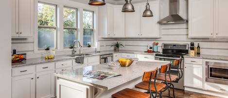 Micro-ondes, four, plaque de cuisson, lave-vaisselle