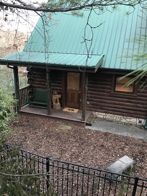 Exterior - Cabin Fever ~Pet friendly~ located in Black Bear Falls Community~ Gatlinburg TN (Gatlinburg)