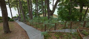 Lakefront! Beautiful Views! Sleeps 24 people! 7 Bdrm, 3 bath - Incredible Charm!