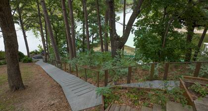 Lakefront! Beautiful Views! Sleeps 24 people! 7 Bdrm, 3 bath - Incredible Charm!