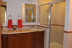 Dusche, Haartrockner, Handtücher, Seife