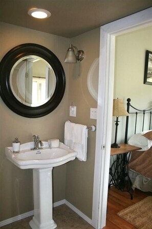 4 室のベッドルーム、旅行用ベビ ーベッド、ベッドシーツ