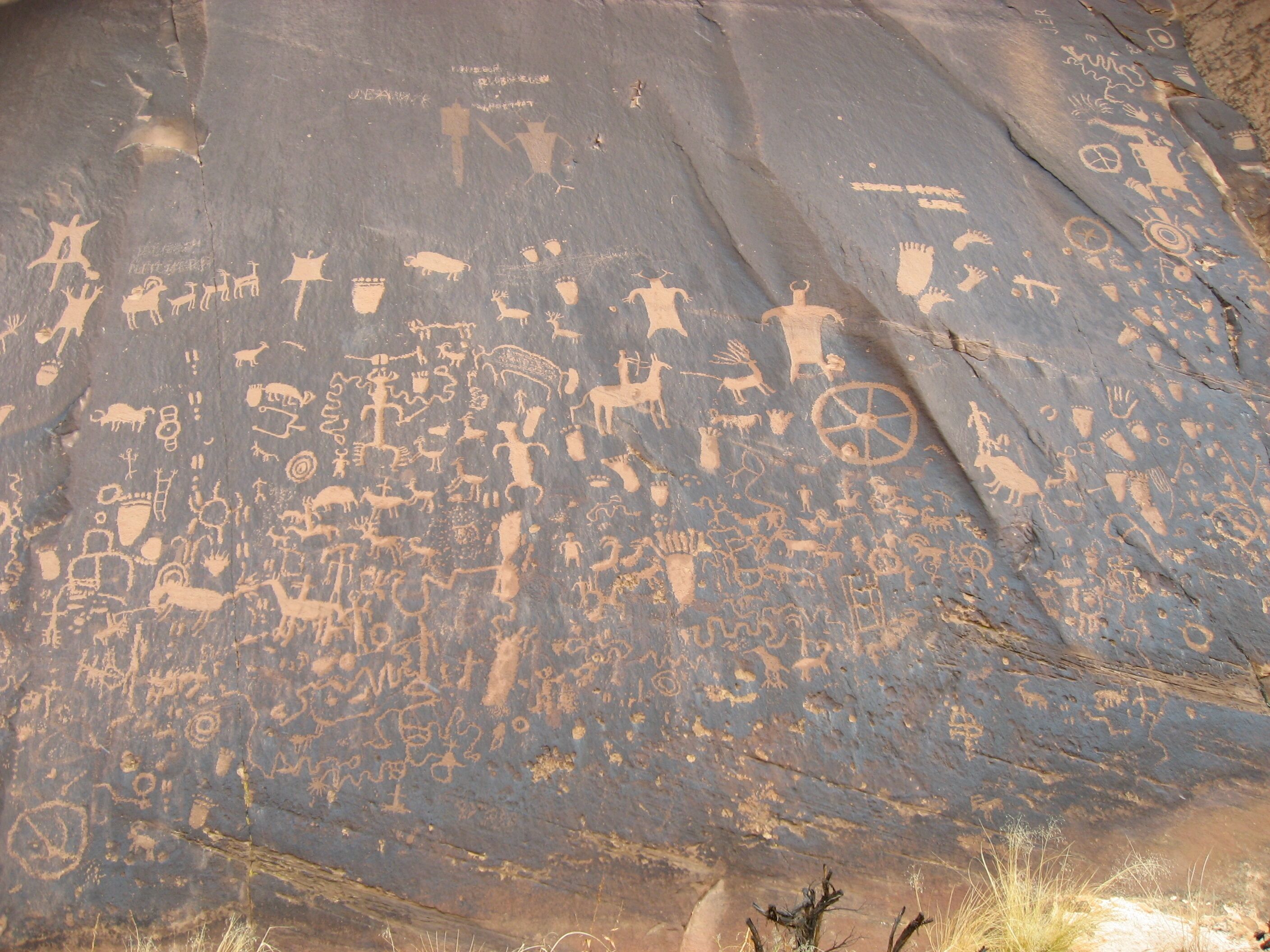 Parede de caverna com petróglifos antigos.