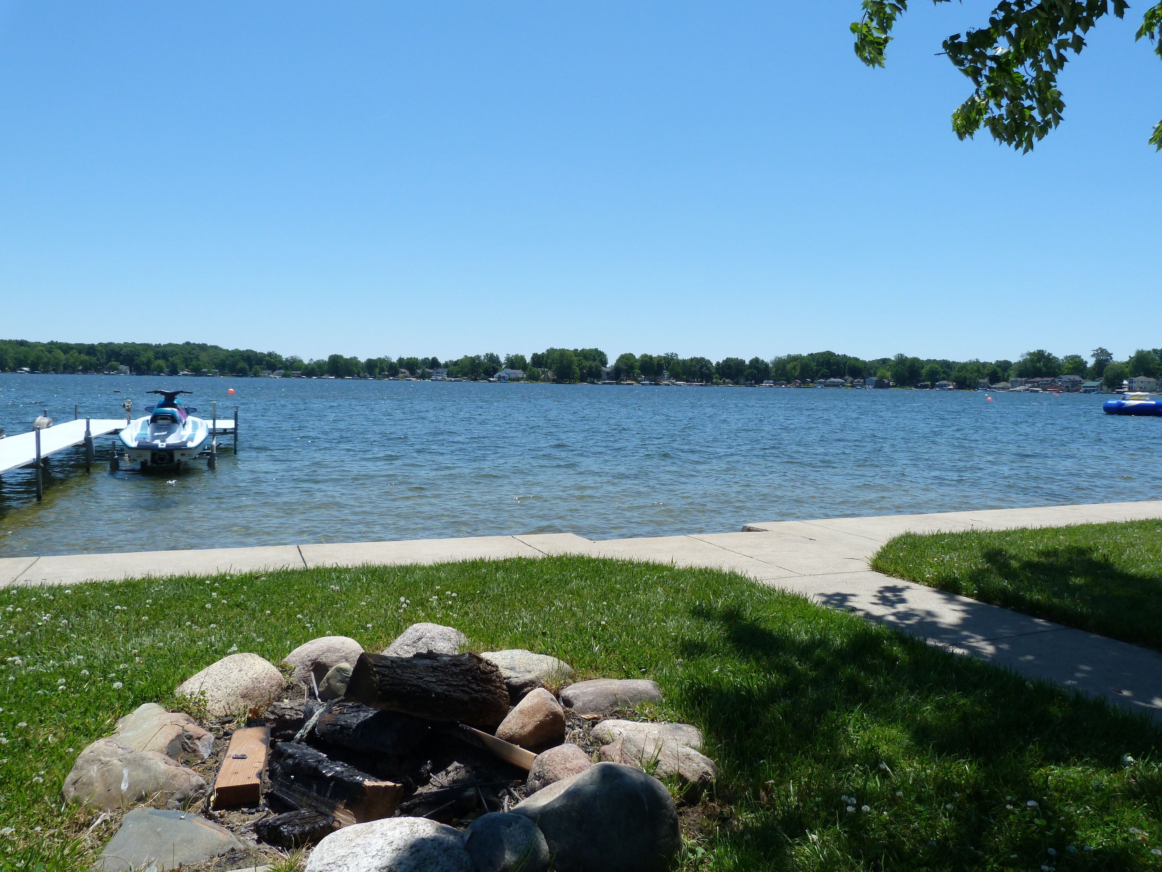 Family-friendly Comfortable Lakefront Cottage on beautiful Lake George