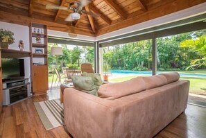 Smart TV, DVD player, books, stereo - Kailua Palms Guest House with Pool and Views!  Parking and wi-fi included (Kailua)
