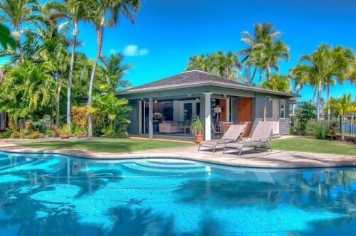 Kailua Palms Guest House with Pool and Views!  Parking and wi-fi included