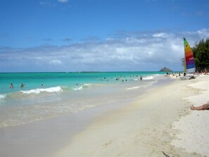 Sun loungers - Kailua Palms Guest House with Pool and Views!  Parking and wi-fi included (Kailua)