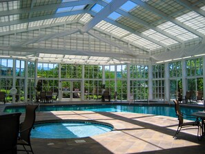 Una piscina cubierta, una piscina climatizada