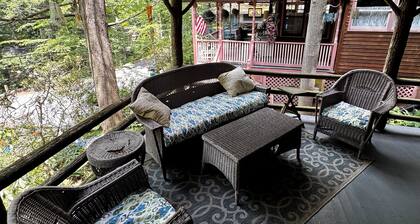 Cozy Mount Gretna Chautauqua Cottage near Hershey with treehouse porch