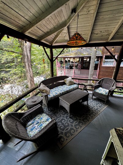 Cozy Mount Gretna Chautauqua Cottage near Hershey with treehouse porch 