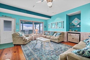 TV, peis, DVD-spiller og stereoanlegg