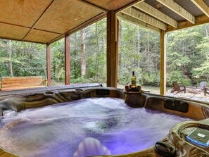 Outdoor spa tub