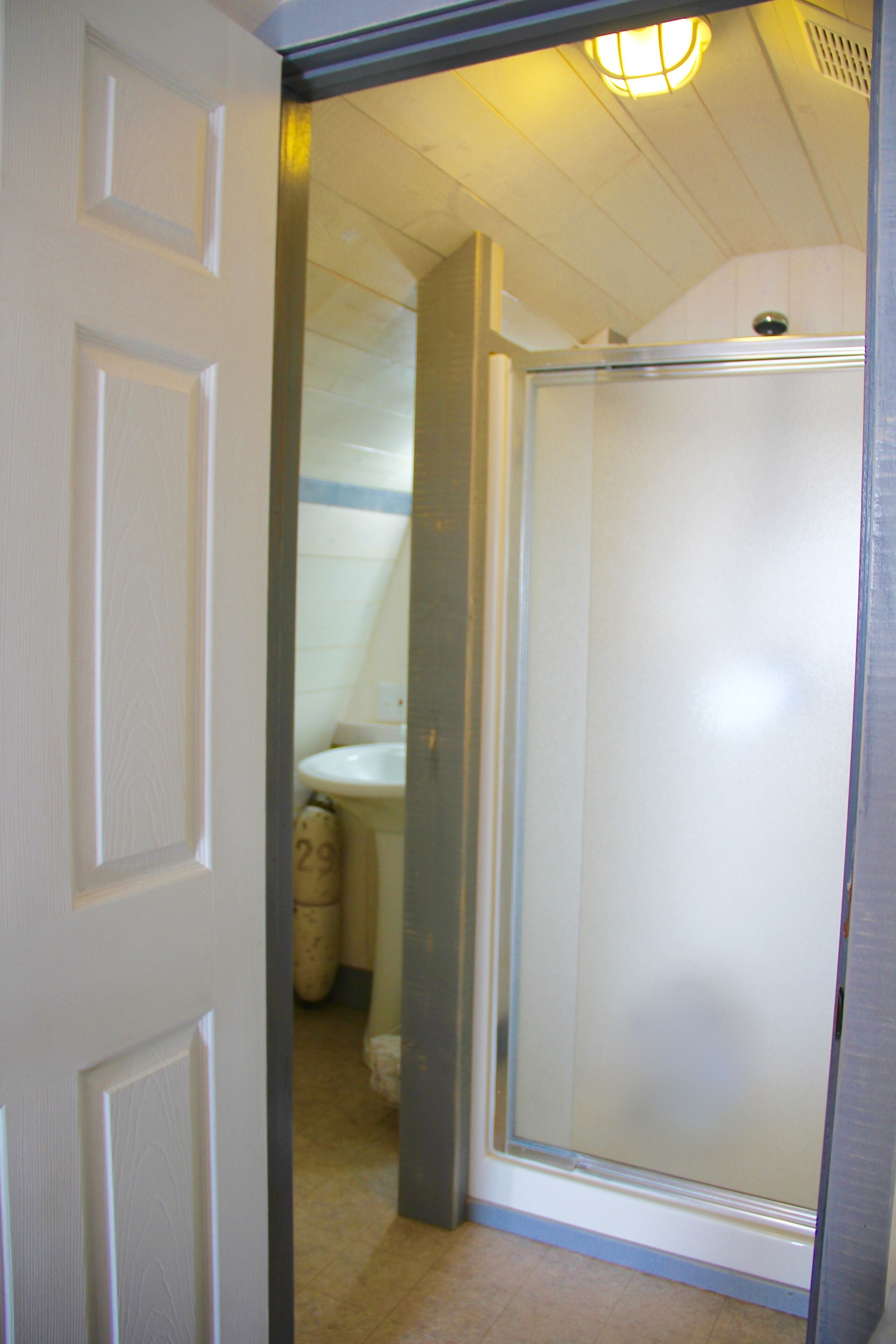 Un baño con ducha, inodoro y lavamanos.