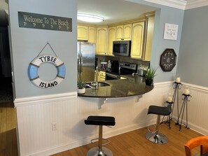 ثلاجة، ميكروويف، فرن، موقد طهي مسطح