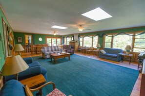 Smart-TV, Kamin, DVD-Player, Tischtennisplatte