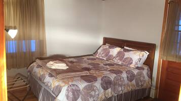 4 bedrooms, iron/ironing board, travel cot, WiFi