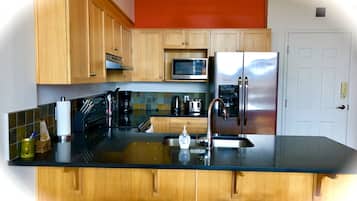 Geladeira, micro-ondas, fogão, cooktop