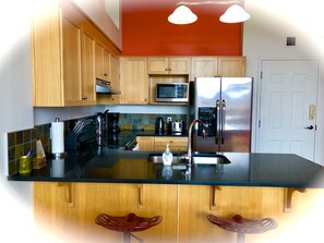 Réfrigérateur, four à micro-ondes, un four, surface de cuisson