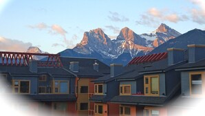 Eine Reihe moderner Gebäude vor einer Bergkulisse.