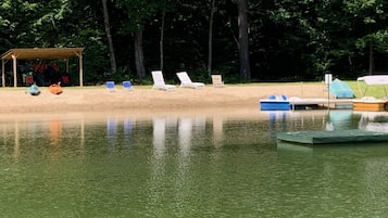 Chaises longues, serviettes de plage