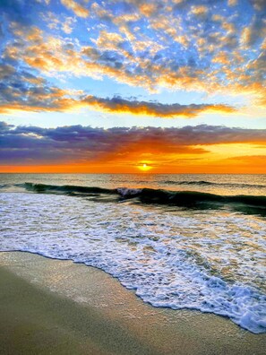 Rannalla, aurinkotuoleja, rantapyyhkeitä