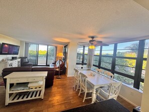 تلفزيون ذكي، مشغل دي في دي، كُتُب، ستيريو