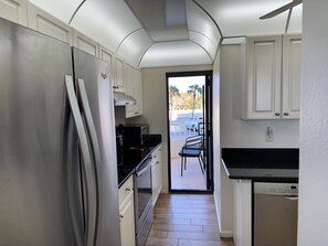 Jääkaappi, mikroaaltouuni, uuni, liesi