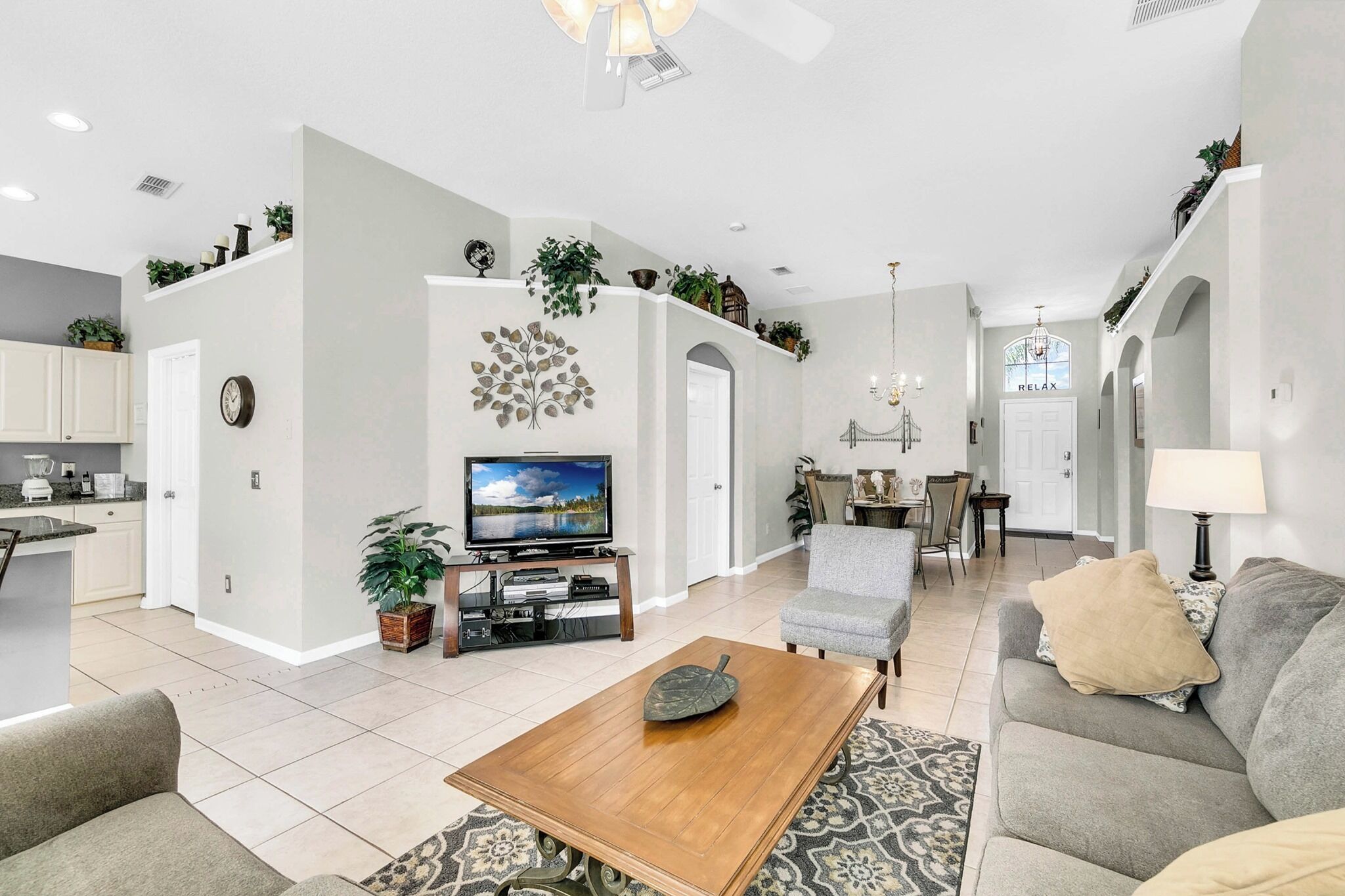 Una Smart TV, videojuegos, un futbolín, una mesa de tenis de mesa