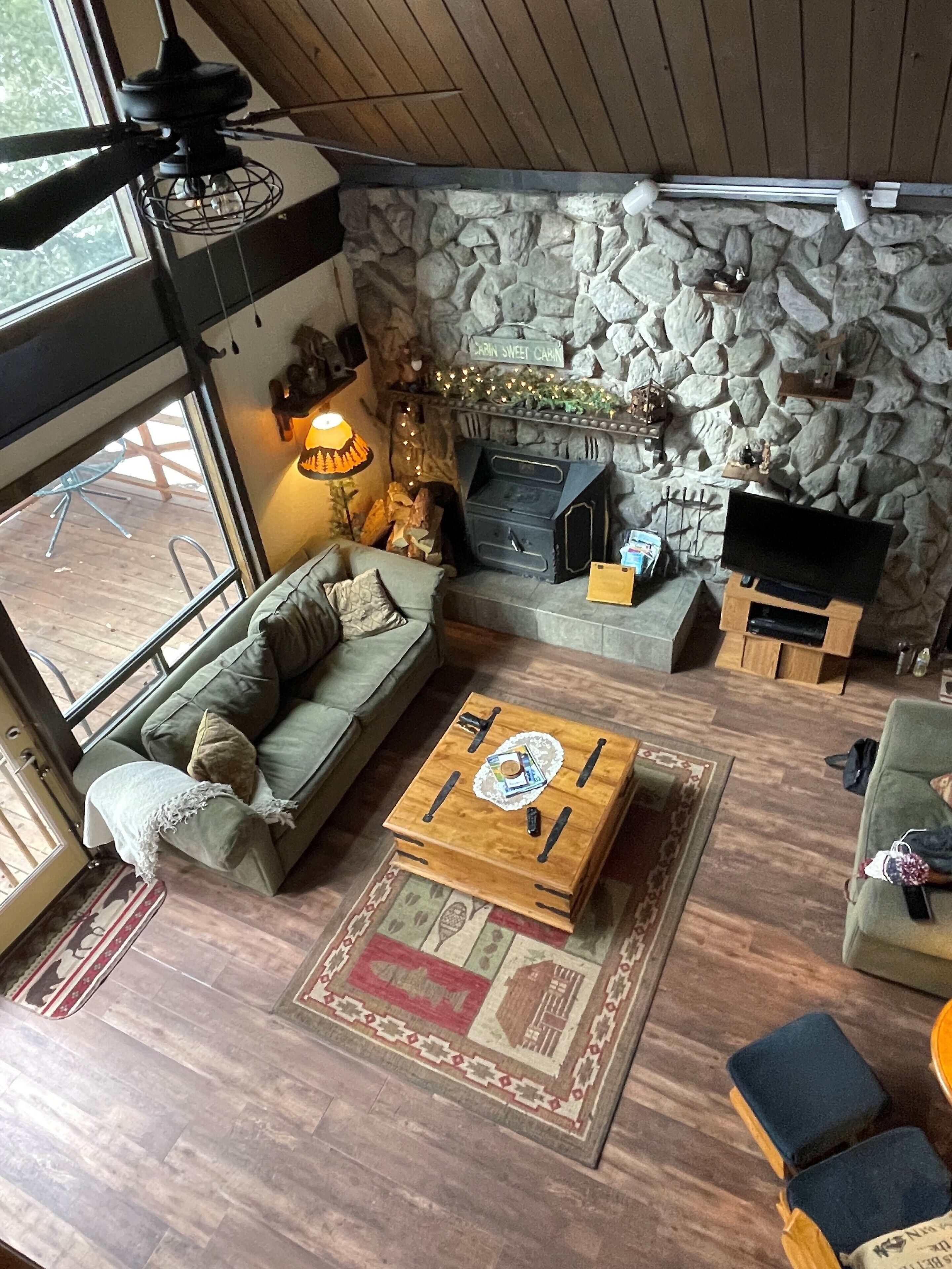 Fernseher, Kamin, DVD-Player